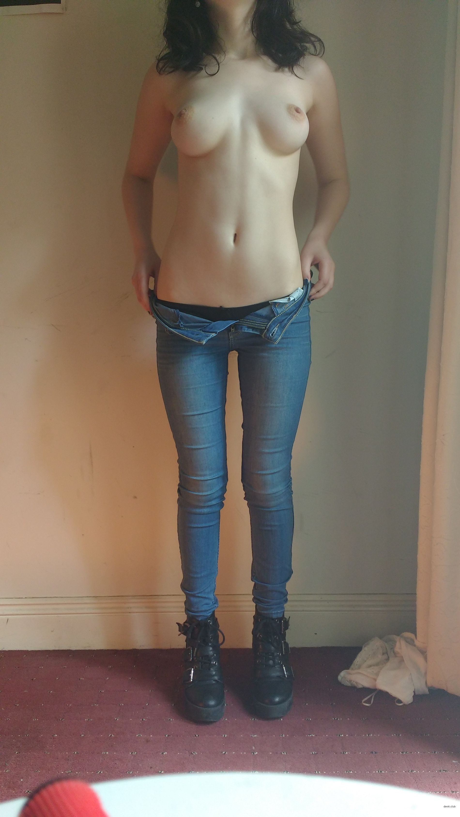 Sexy Amateur Babe in Crop Top and Jeans: Explicit Photo Shoot