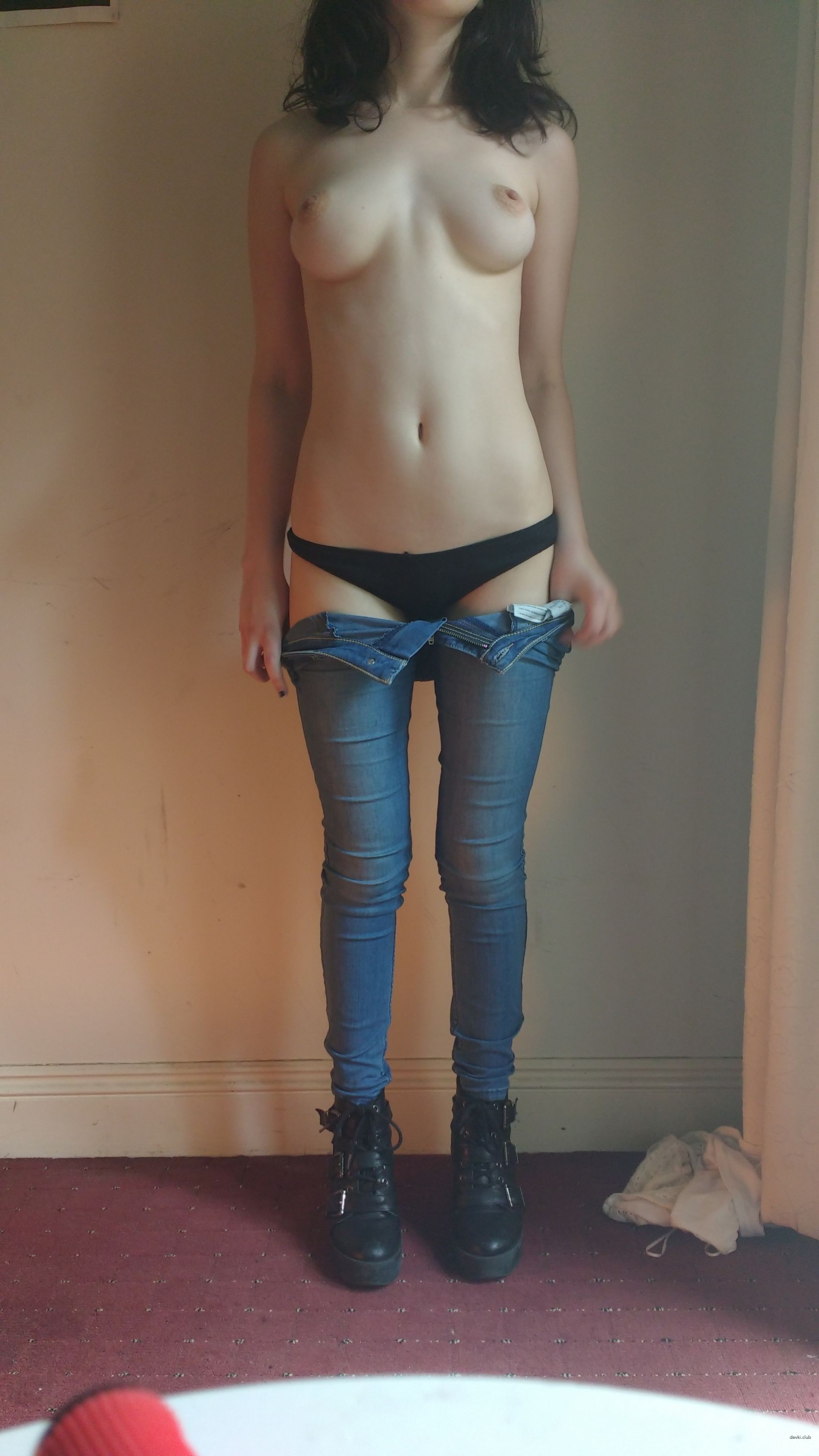 Sexy Amateur Babe in Crop Top and Jeans: Explicit Photo Shoot