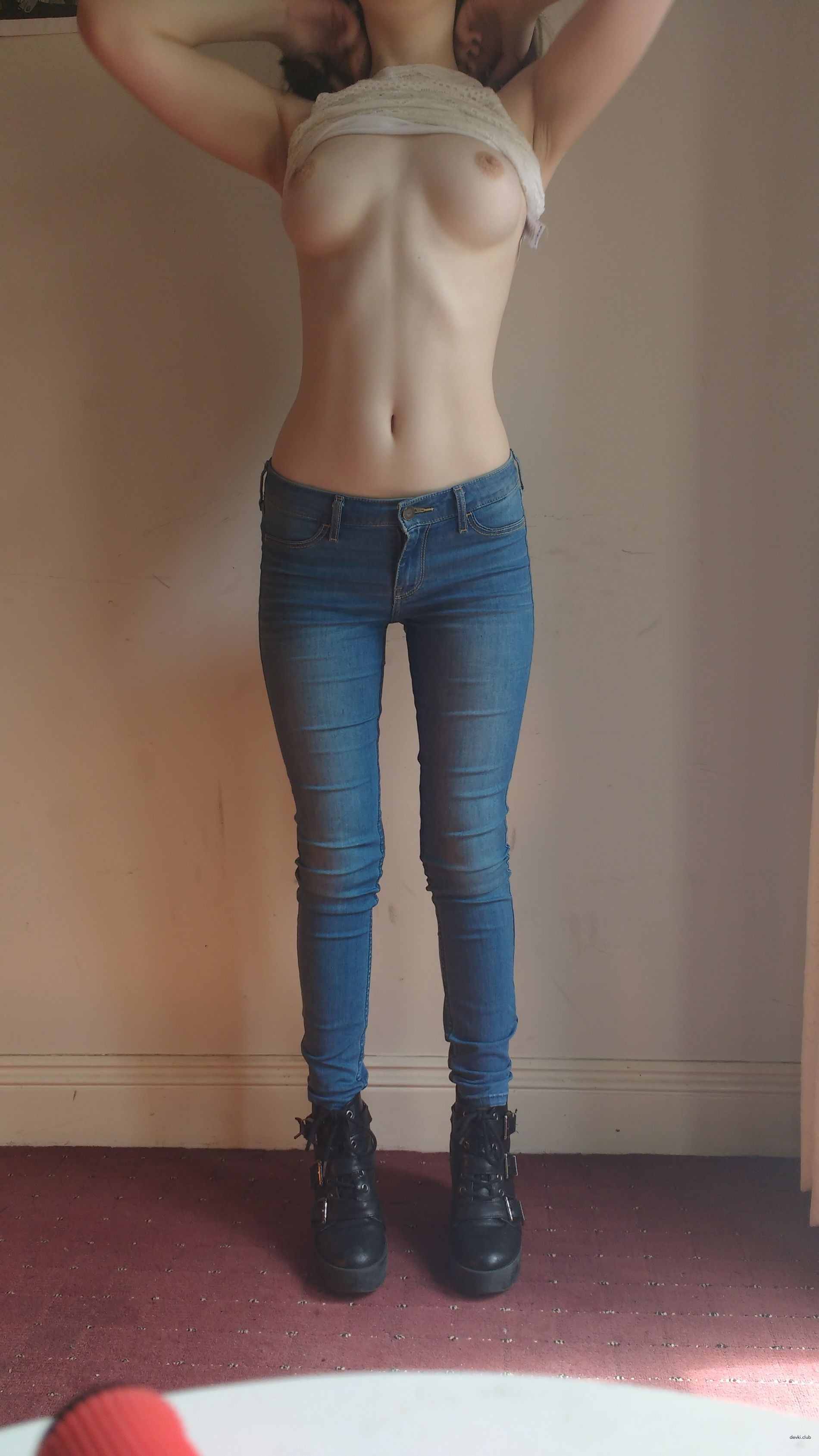 Sexy Amateur Babe in Crop Top and Jeans: Explicit Photo Shoot
