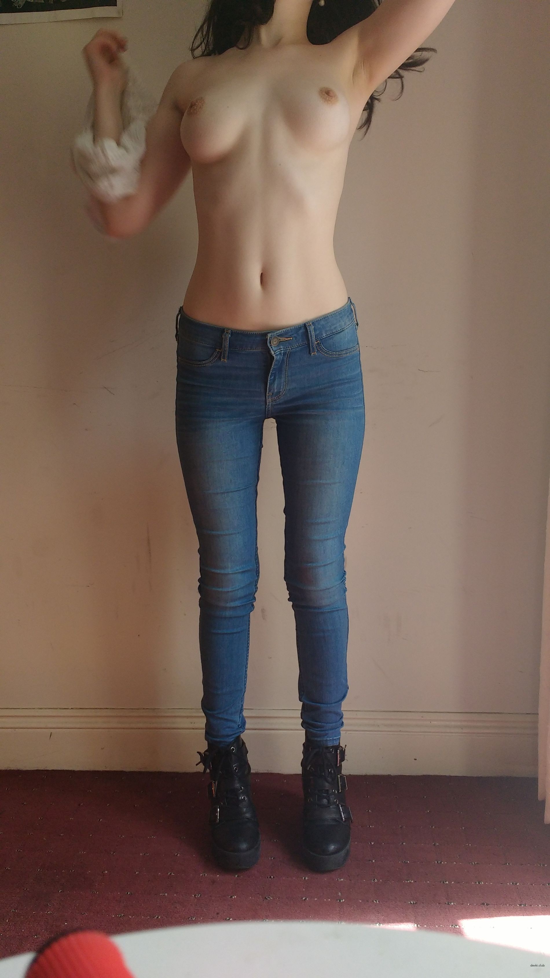Sexy Amateur Babe in Crop Top and Jeans: Explicit Photo Shoot