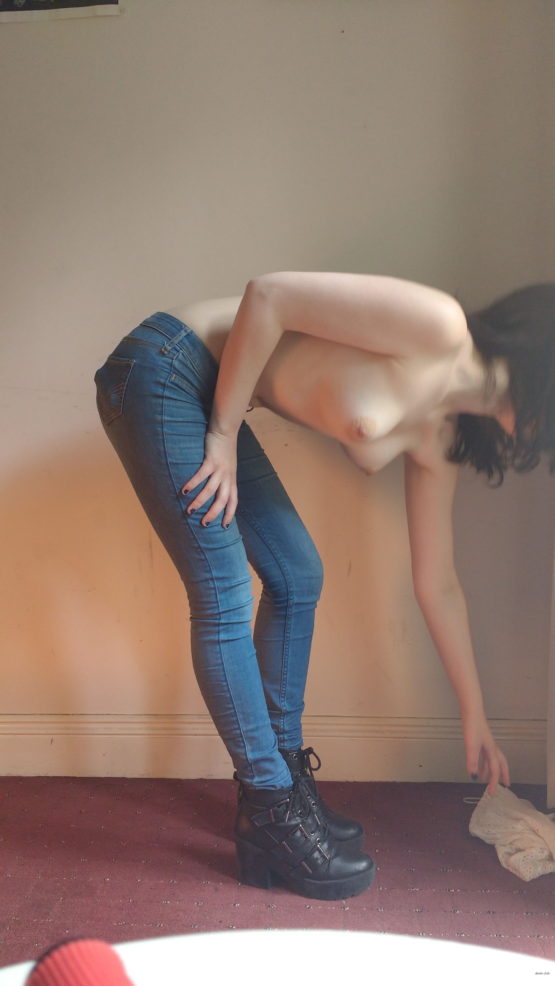 Sexy Amateur Babe in Crop Top and Jeans: Explicit Photo Shoot