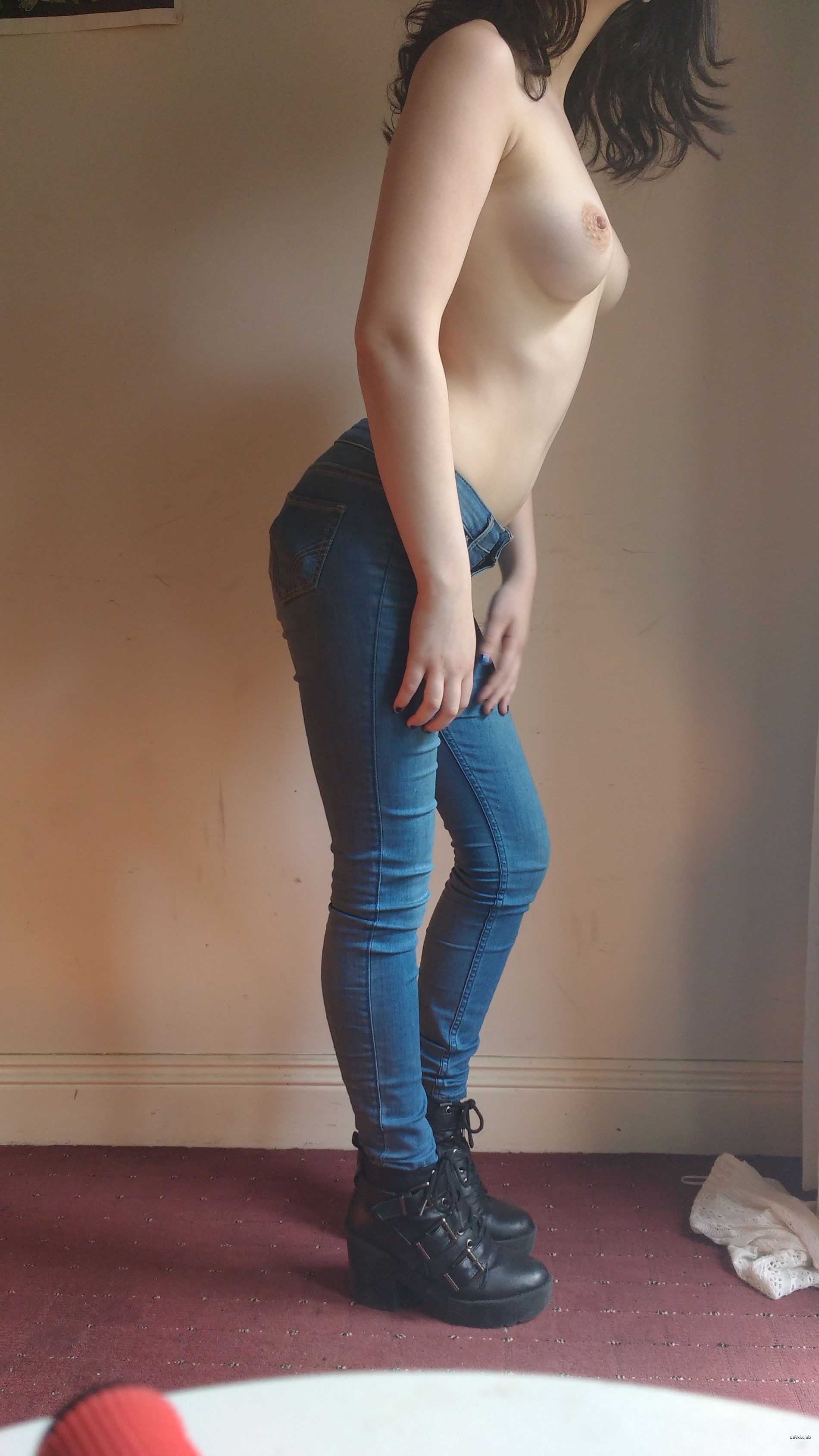 Sexy Amateur Babe in Crop Top and Jeans: Explicit Photo Shoot