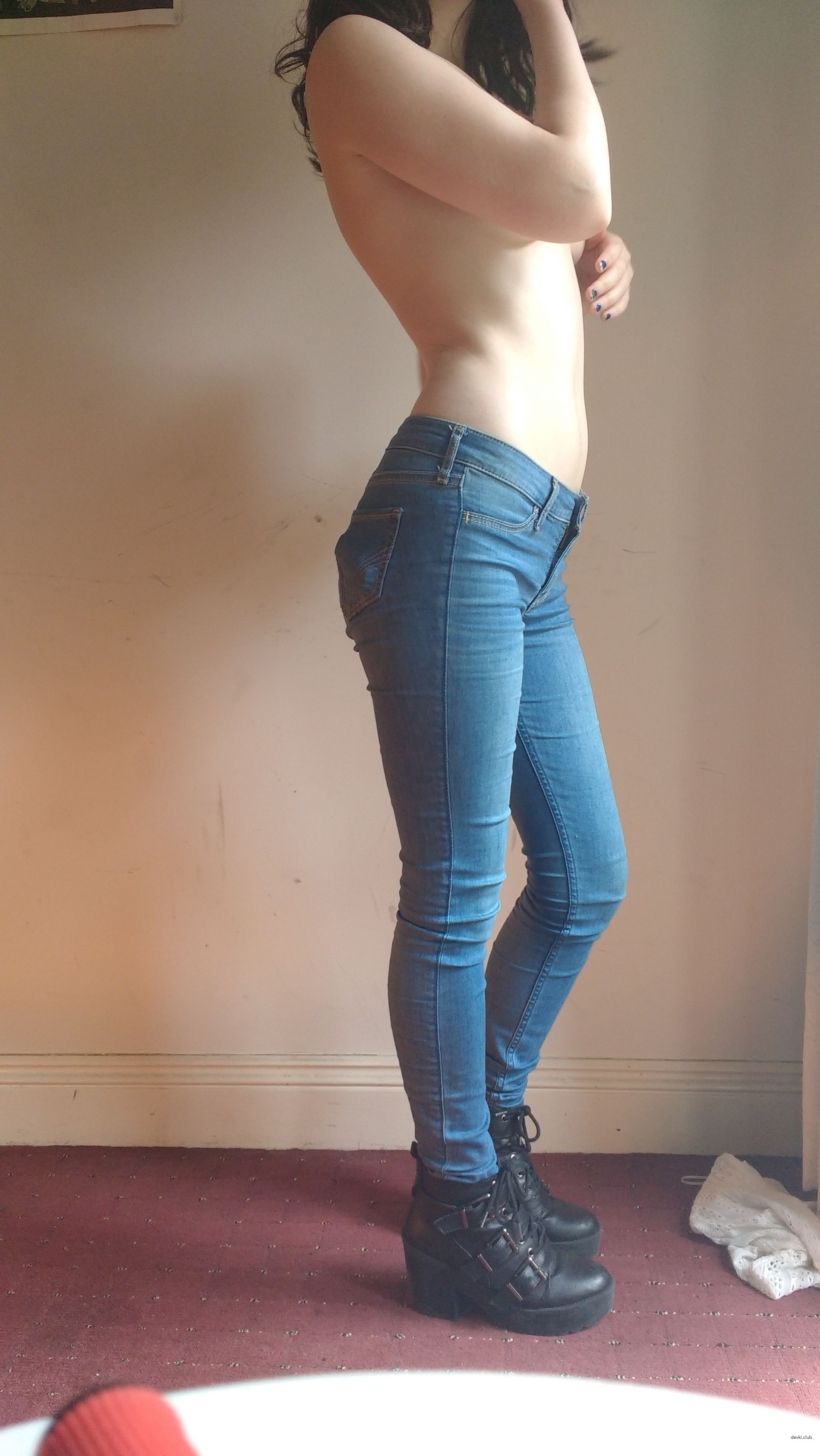 Sexy Amateur Babe in Crop Top and Jeans: Explicit Photo Shoot