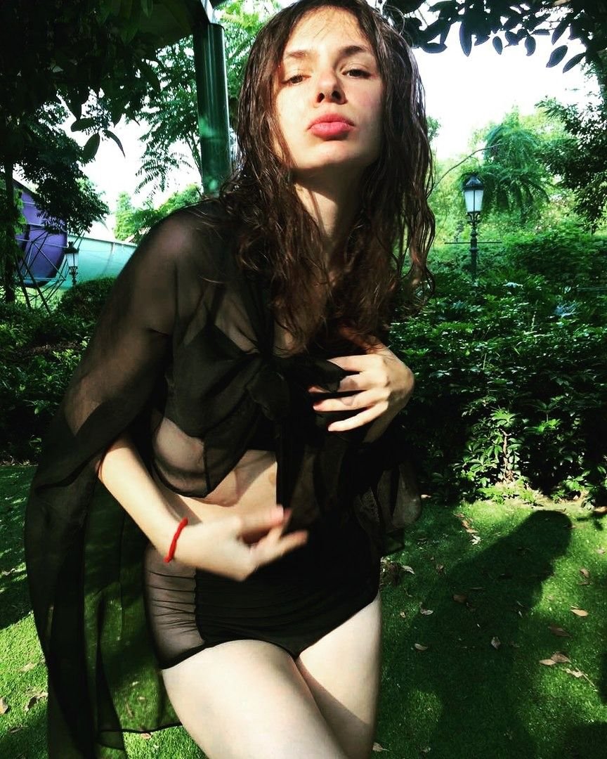 Amateur College Girl Poses Naked in Explicit Student Nude Photoshoot: English Coed Bares All