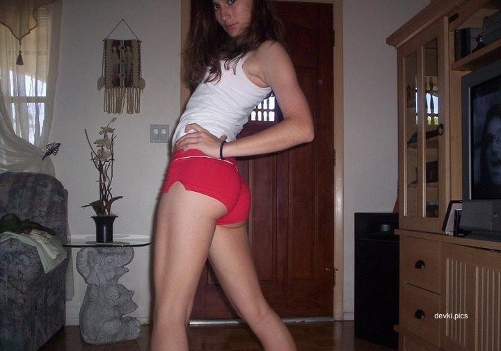 Seductive Amateur Teen Nudes - Explicit Homemade Erotic Photos of Young Girl