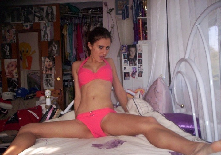 Seductive Amateur Teen Nudes - Explicit Homemade Erotic Photos of Young Girl