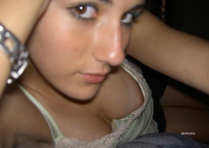 Seductive Amateur Teen Nudes - Explicit Homemade Erotic Photos of Young Girl