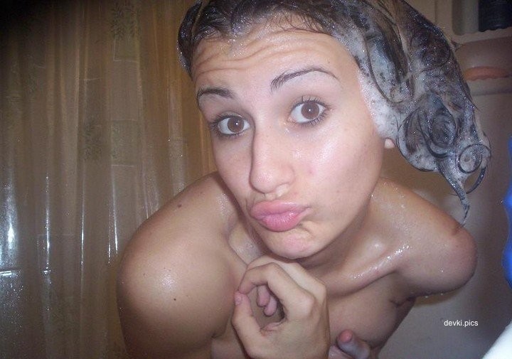 Seductive Amateur Teen Nudes - Explicit Homemade Erotic Photos of Young Girl