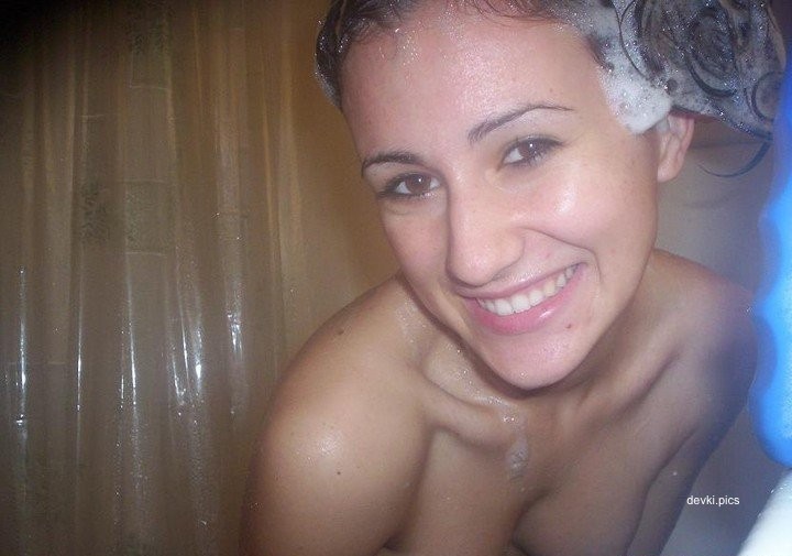 Seductive Amateur Teen Nudes - Explicit Homemade Erotic Photos of Young Girl