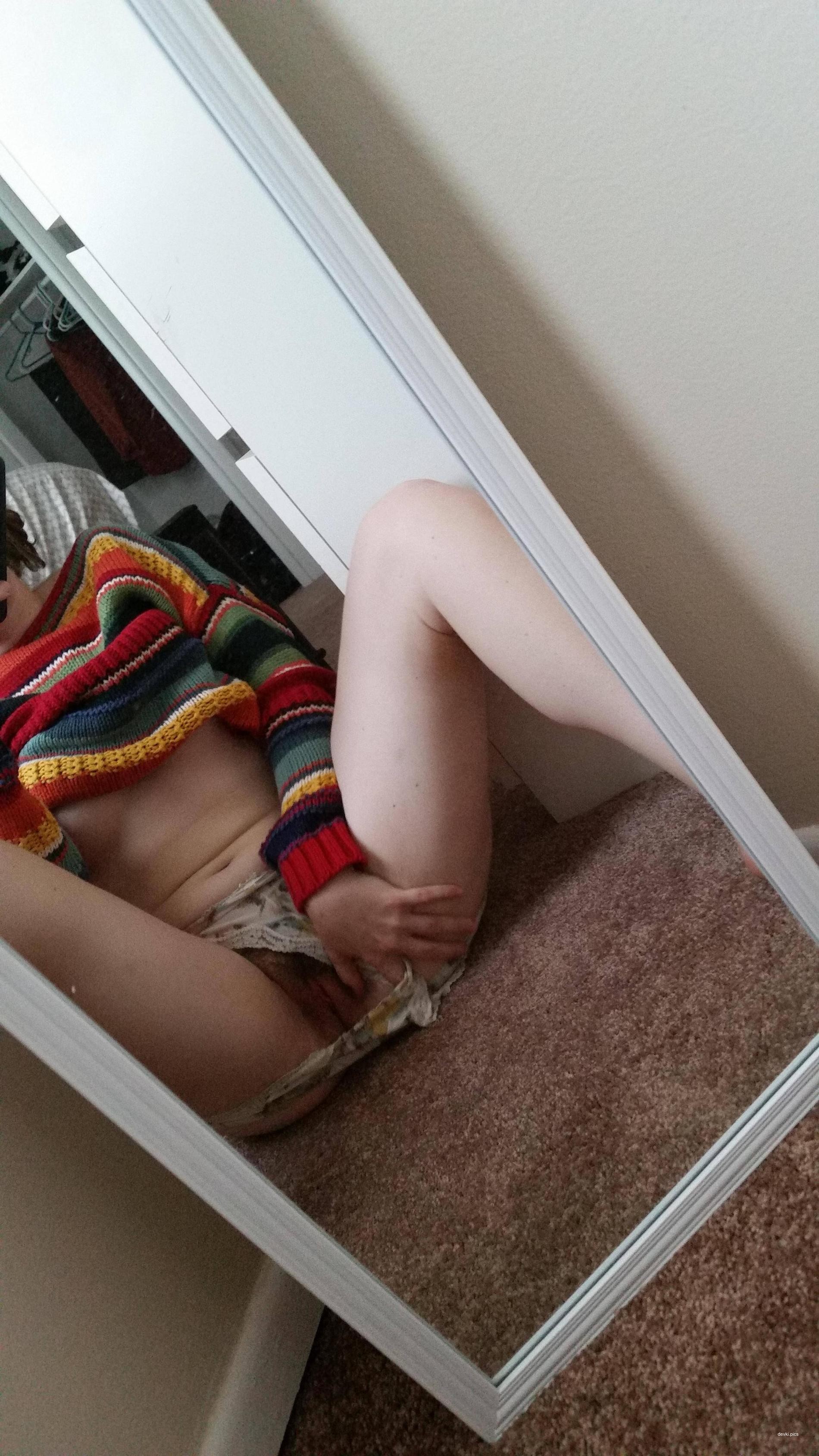 Explicit Amateur Pussy Pic: Hot Babe with Unshaven Bush