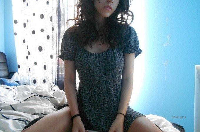 Seductive Busty Babe Bares All in Provocative Selfie - Uncensored Amateur Pic