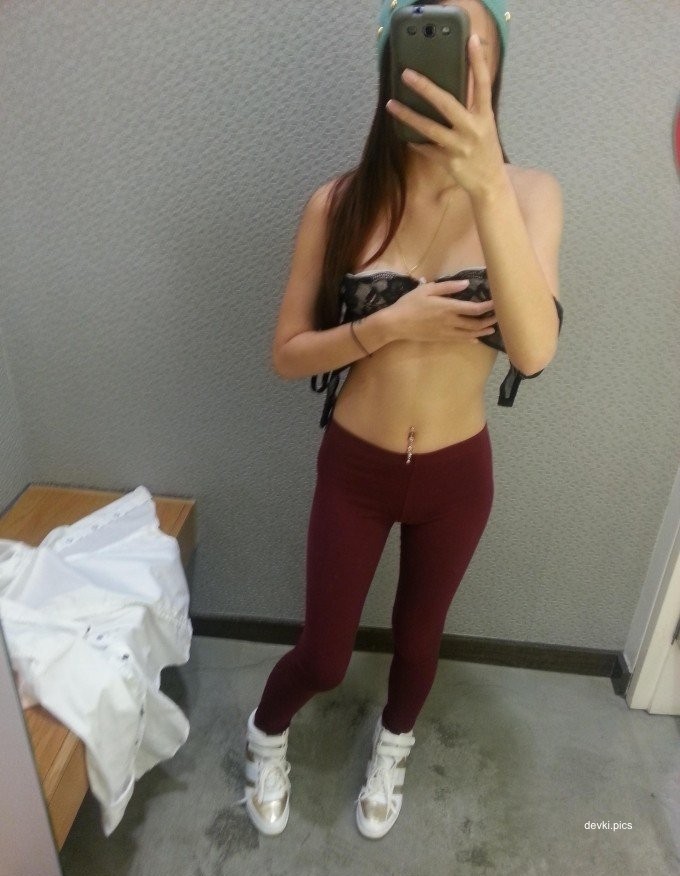 Hot Asian Teen's Explicit Nude Selfie - Young Amateur Asian Girl Goes Fully Naked