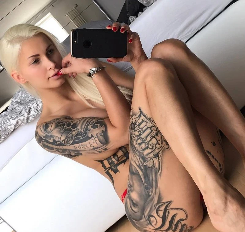 Sexy Tattooed Vixens: Explicit Curves and Inked Bodies