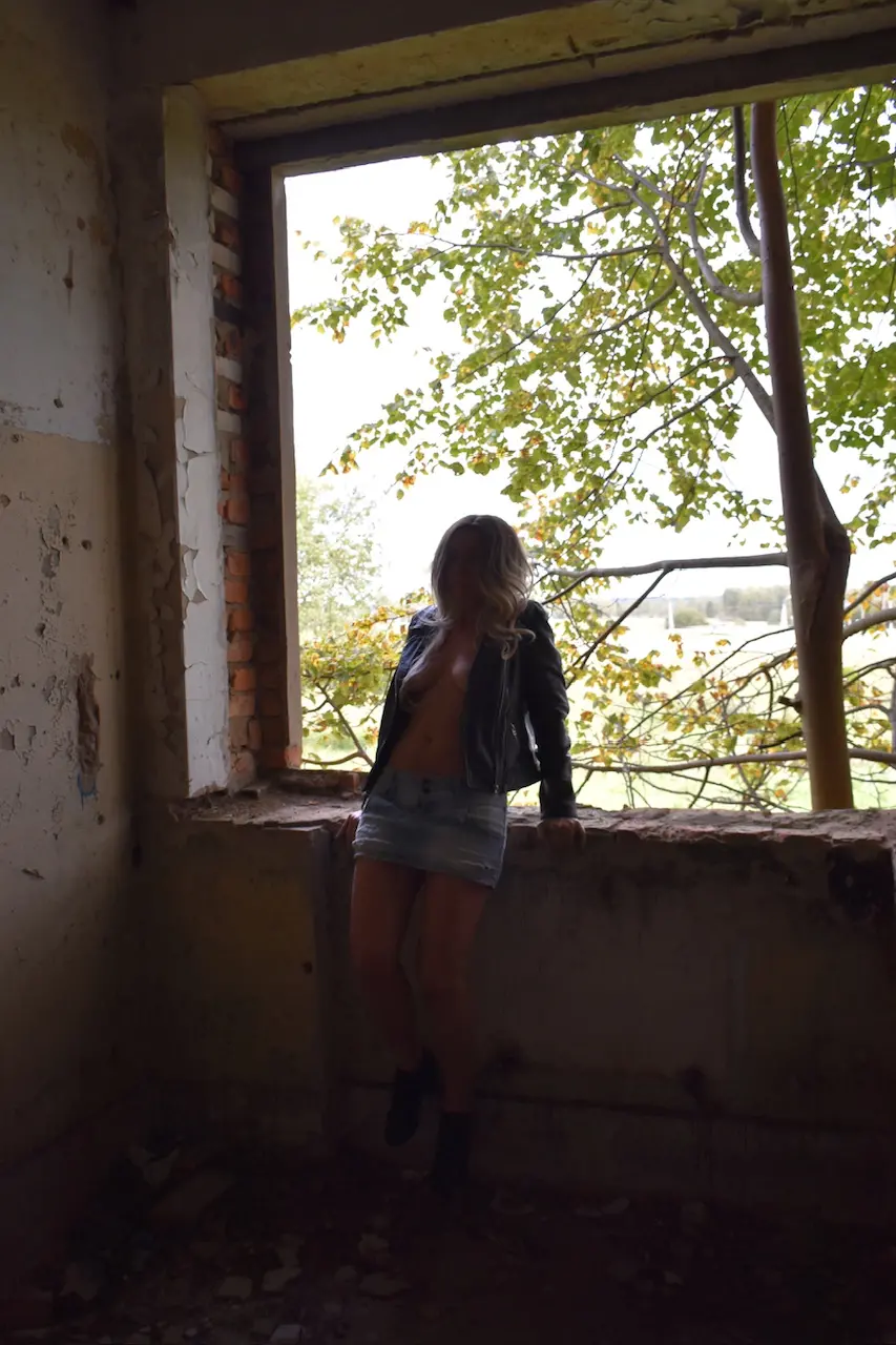 Raw Amateur Nude Photo Shoot in Abandoned Building: Explicit Exploration [18+]