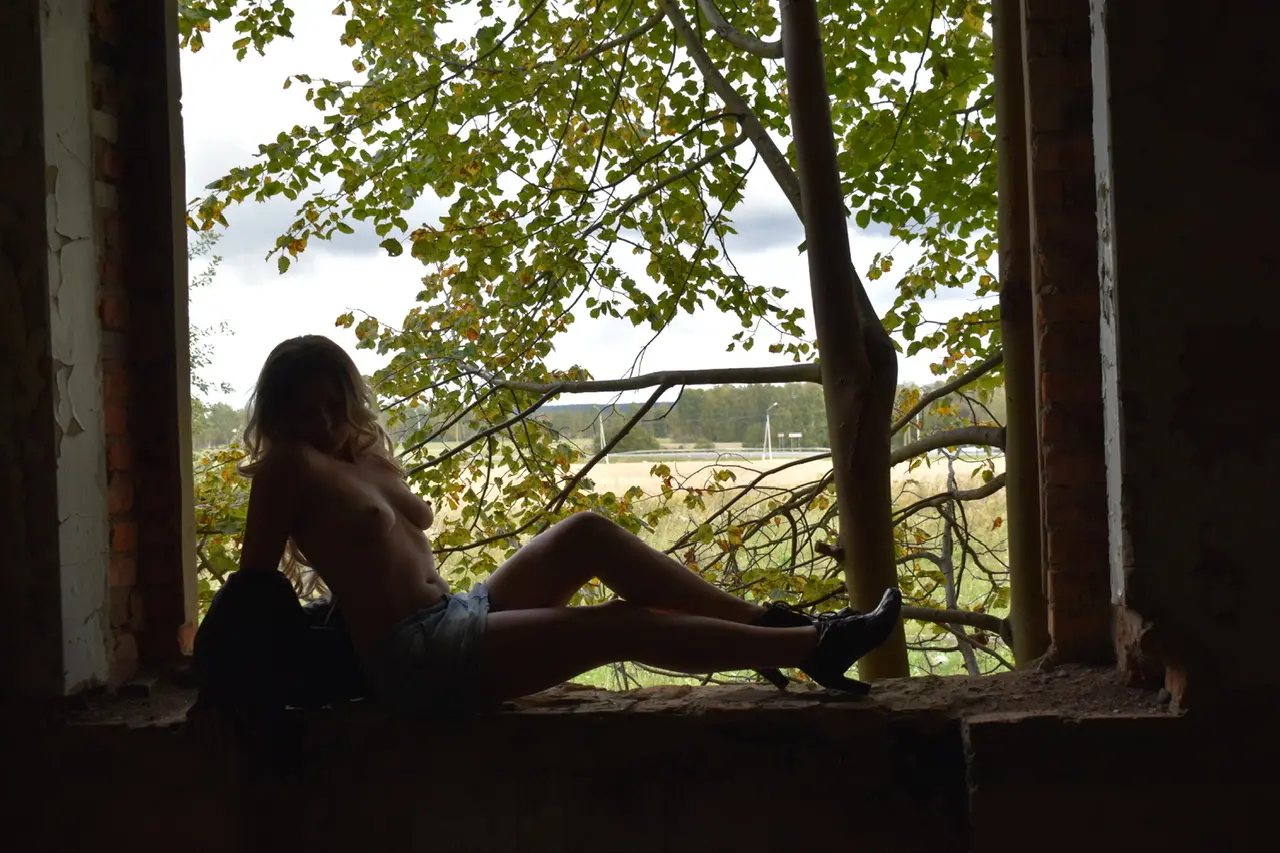 Raw Amateur Nude Photo Shoot in Abandoned Building: Explicit Exploration [18+]